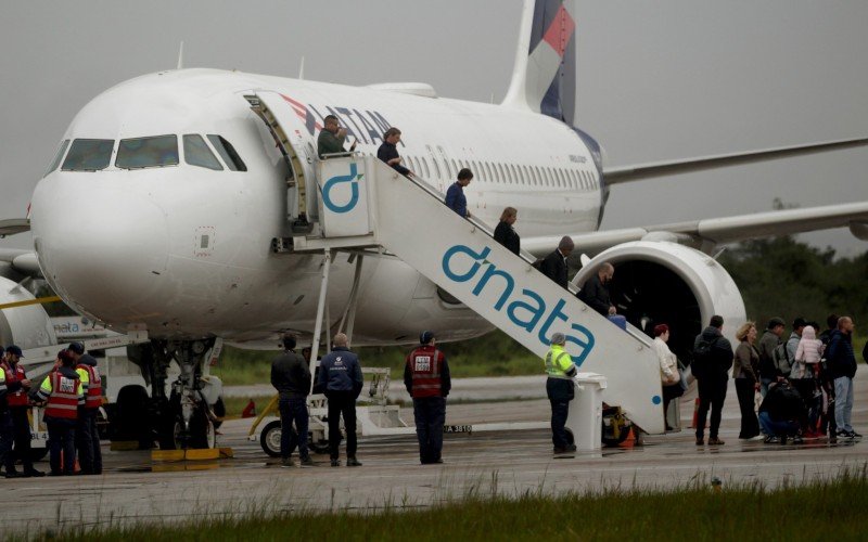 Primeiro embarque comercial na Base Aérea de Canoas ocorreu nesta segunda-feira (27)