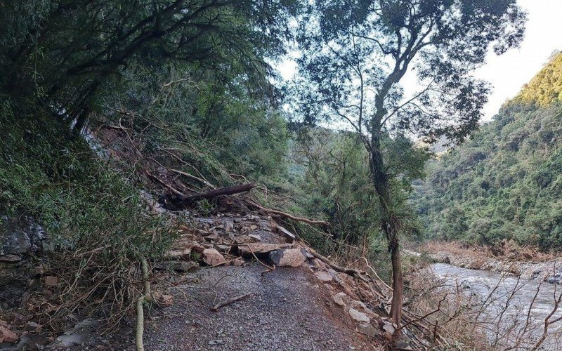 Interdição da Estrada Municipal Luiz Daneluz que liga Caxias a Gramado pela Ponte do Raposo