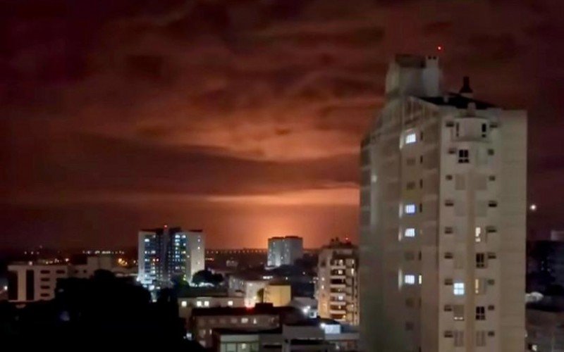 Clarão no céu chama atenção na Grande Porto Alegre na noite deste domingo | abc+