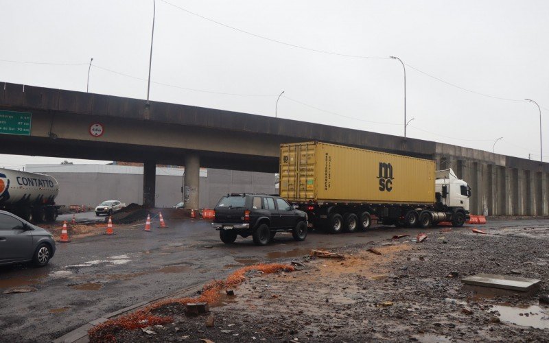 Acesso embaixo do antigo viaduto está bloqueado