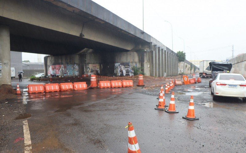 Acesso embaixo do antigo viaduto está bloqueado