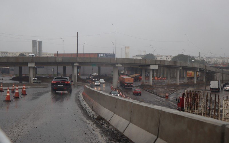 Embaixo do antigo viaduto passam apenas quem vem no sentido capital-interior