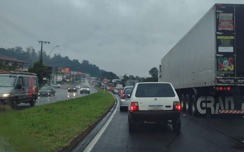 Bloqueio no retorno do viaduto da Scharlau causa lentidão na RS-240