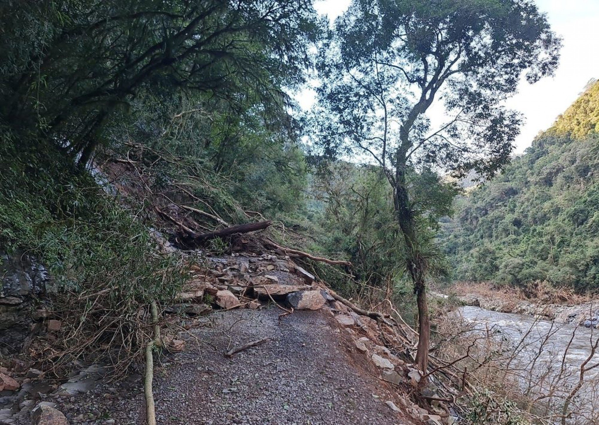 CAT脕STROFE NO RS: Prefeitura de Caxias do Sul refor莽a aviso de interdi莽茫o na Estrada Luiz Daneluz