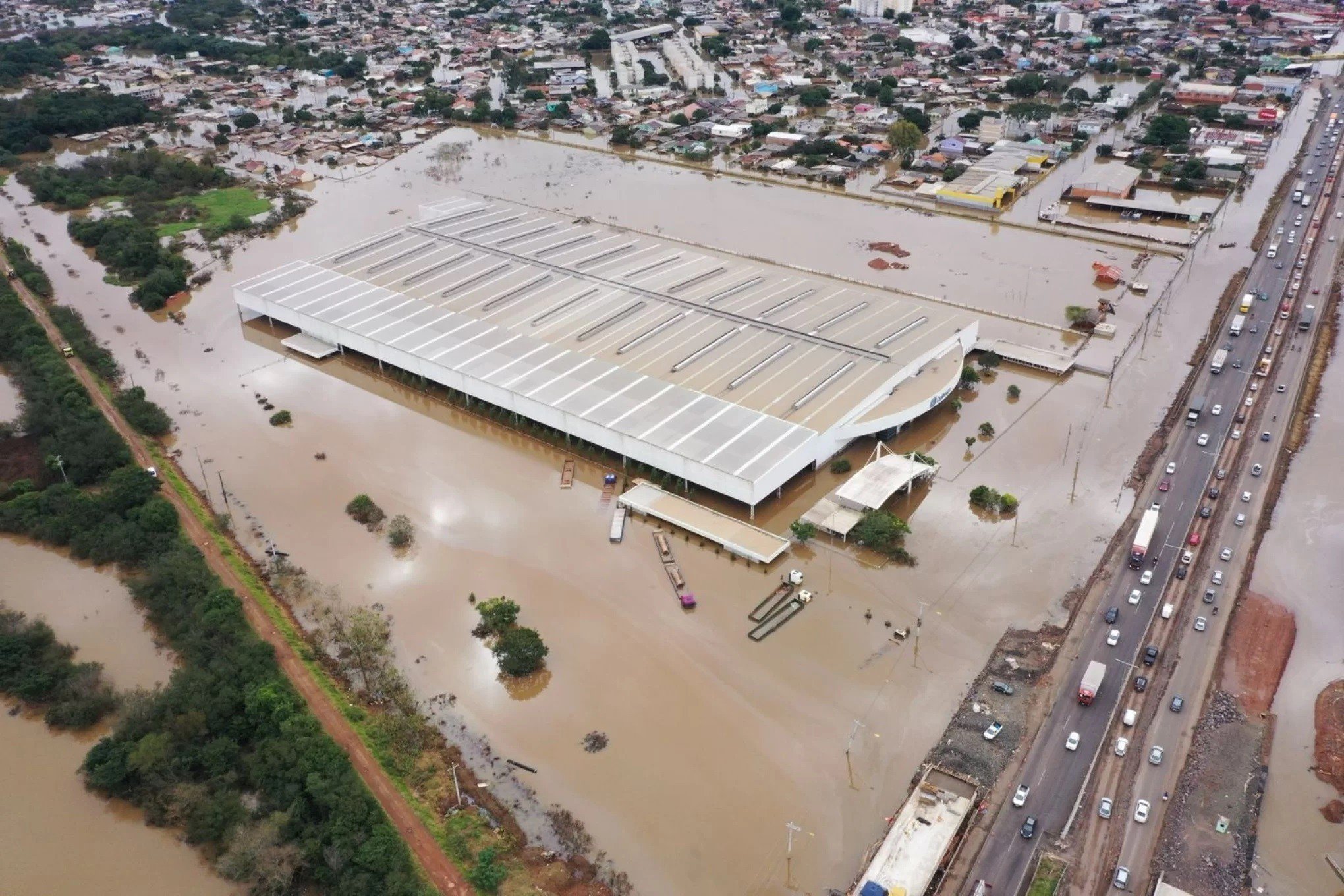 "Empresas vão precisar de ajuda", diz entidade sobre espaços atingidos pela enchente