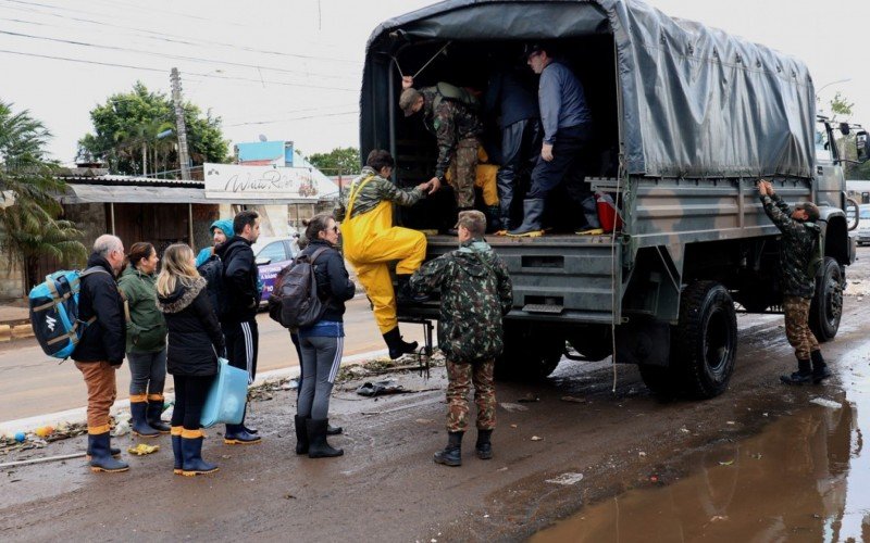 Transporte em caminhão das Forças Armadas tem sido garantido diariamente em Canoas