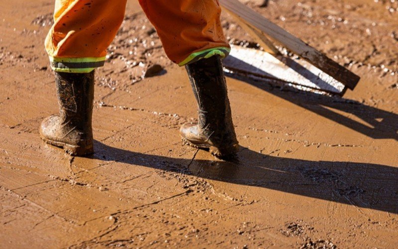 Botas são alternativas para evitar o contato com a água contaminada | abc+
