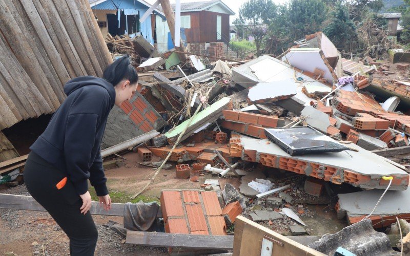 Só restam escombros onde antes ficava a casa do avô de Diovana