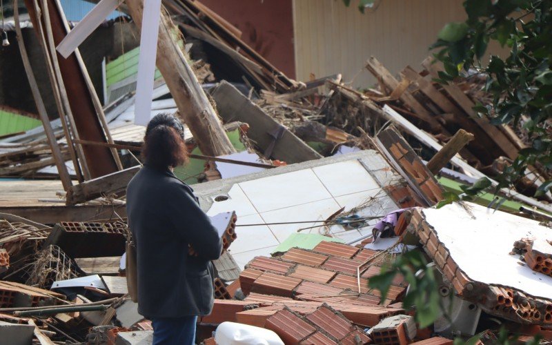 Avó de Lucas visita o local destruído pela primeira vez