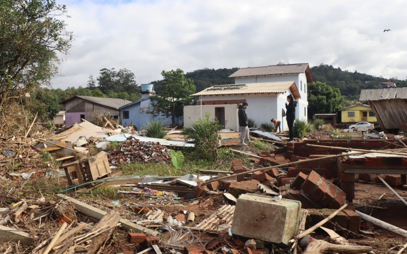 Cenário de destruição às margens do Rio Paranhana