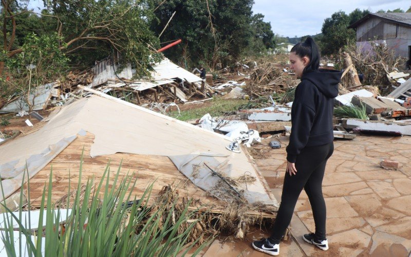 Diovana encontra o piso de sua casa na propriedade do vizinho
