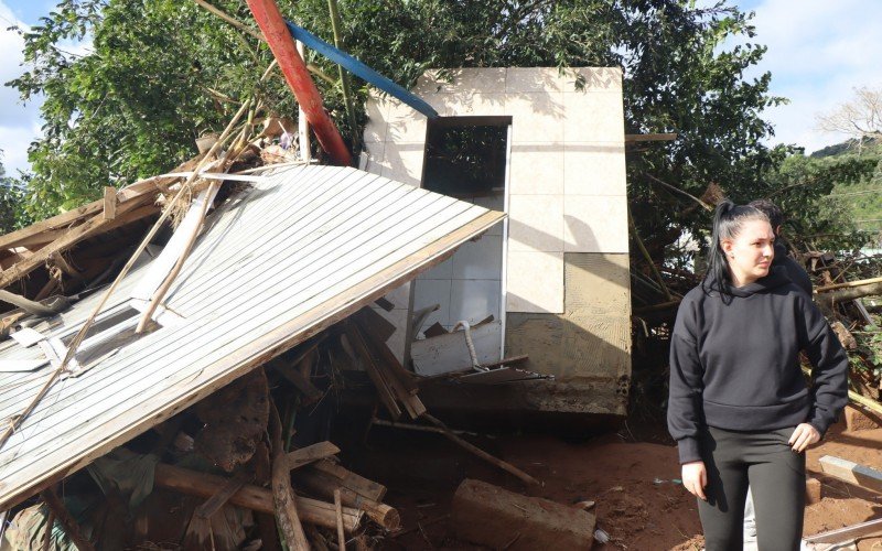 Parte da casa de Diovana e Lucas parou sobre um banheiro de uma outra casa