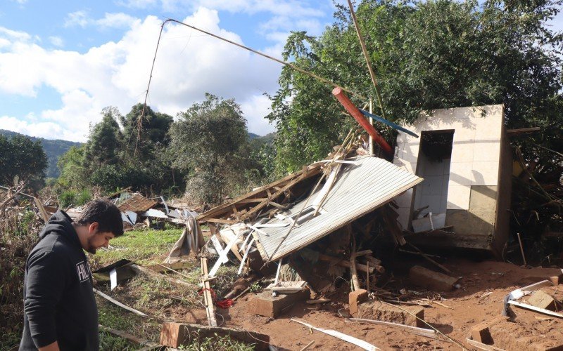 Parte da casa de Diovana e Lucas parou sobre um banheiro de uma outra casa