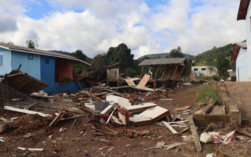 Um pátio sem casas, tomado por escombros