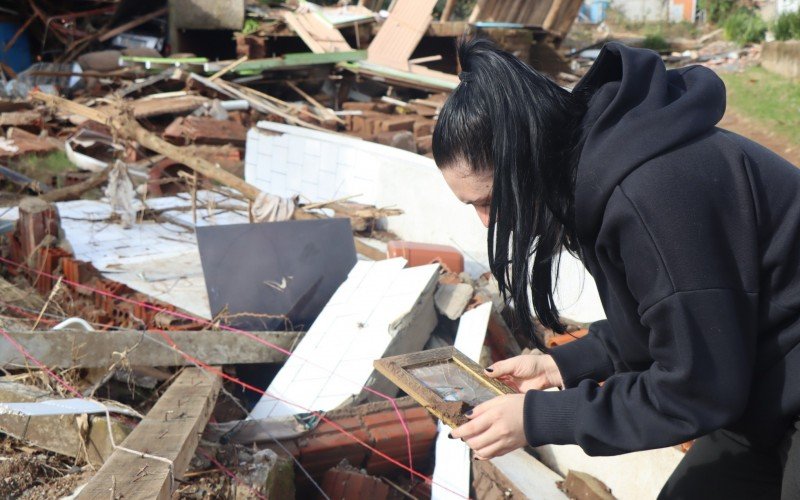 Diovana encontra foto em meio aos escombros, mas não pertence à sua família