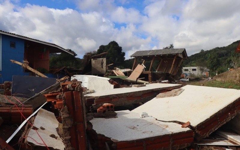 Casas inteiras foram destruídas