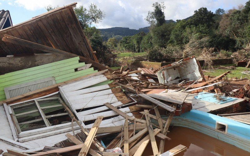 Destroços de casas de vizinhos ficaram sobre a piscina do avô de Diovana