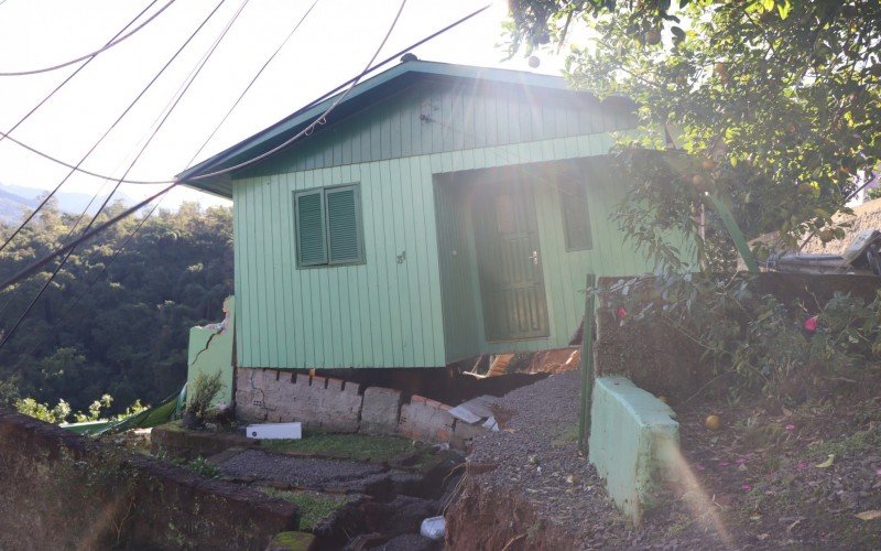 Vista de frente, não se tem uma noção do real estrago que o deslizamento causou