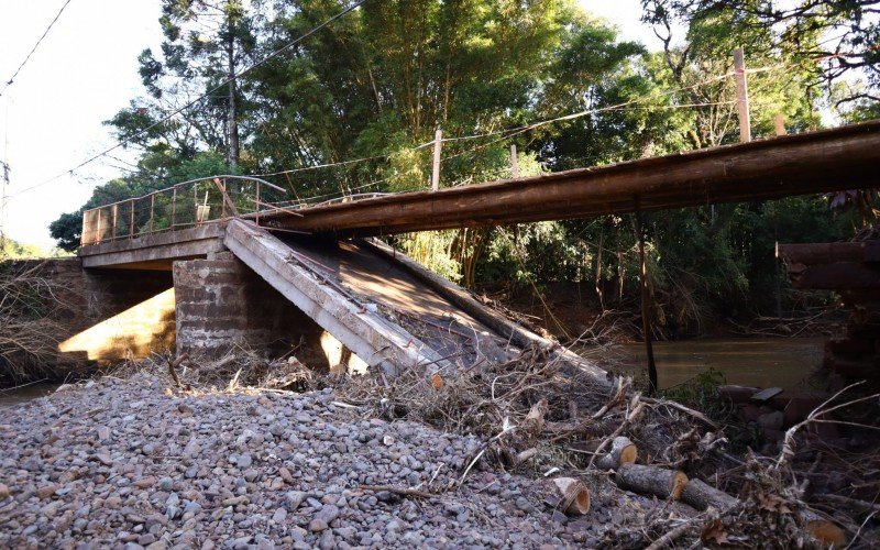 Em Taquara, a estrutura de 9 pontes foram abaladas pela força da água durante a enchente de maio | abc+