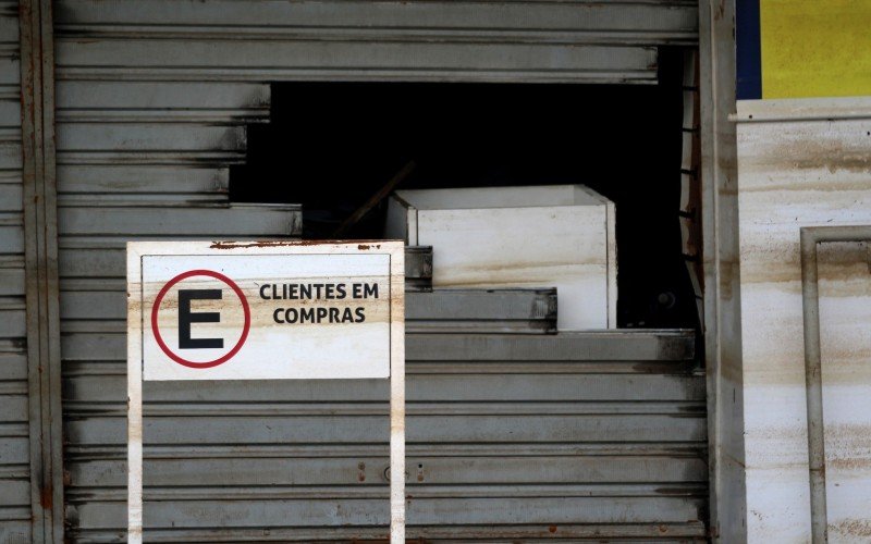 Estabelecimentos saqueados durante a cheia estão surgindo após a água baixar no bairro Mathias Velho