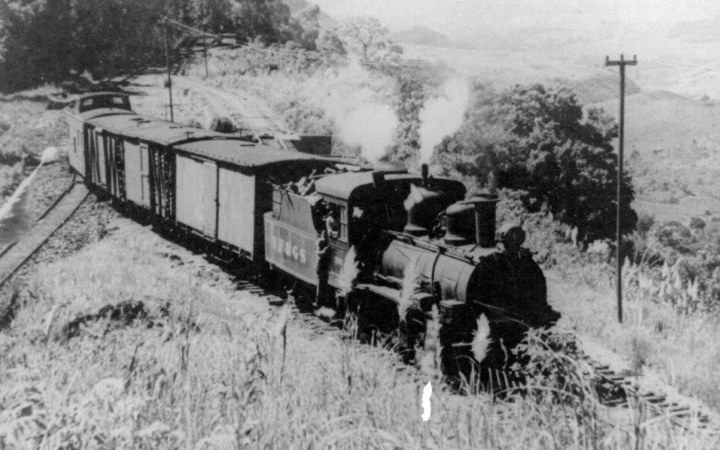 Trem fazendo manobra na ponta superior do rabicho