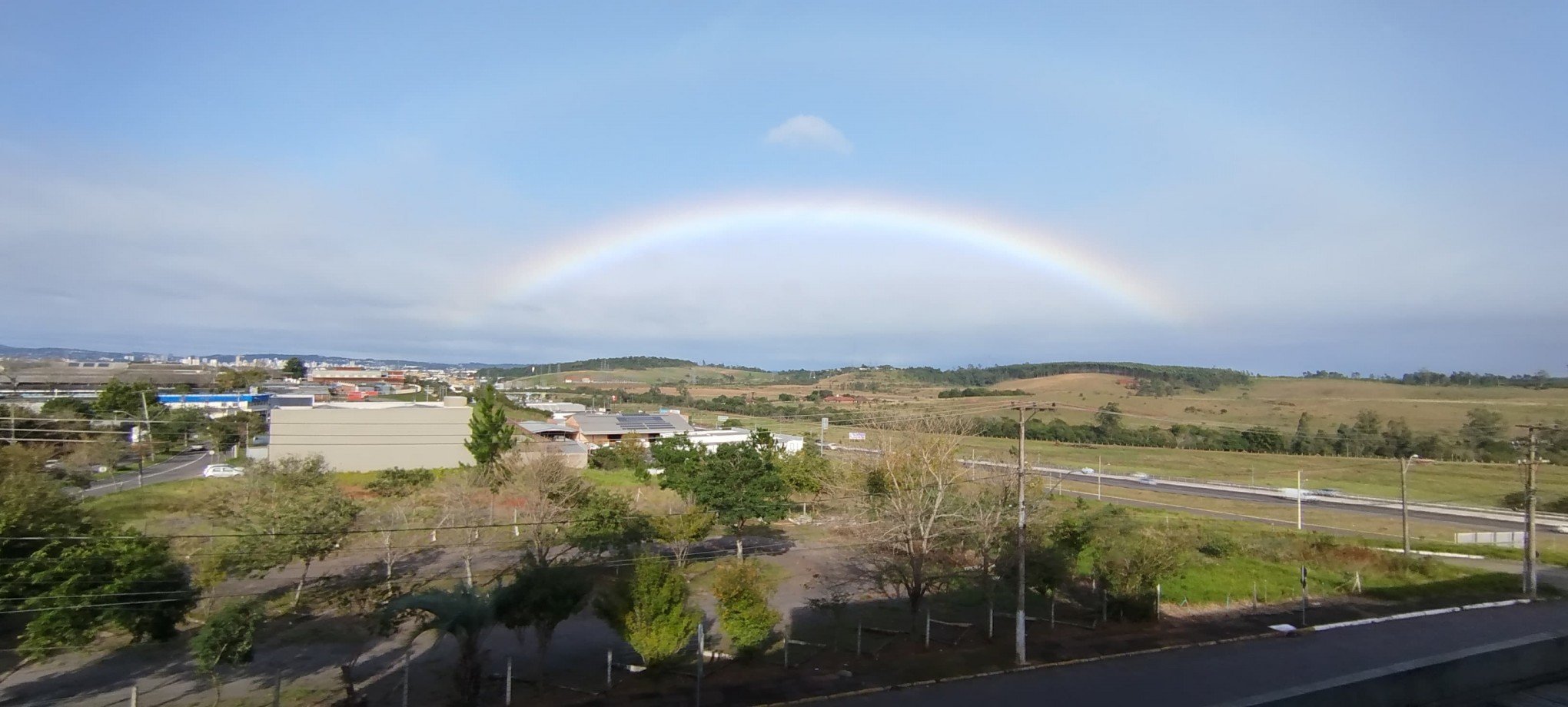 Arco-íris surge em manhã gelada após período de chuvas intensas no Vale do Sinos