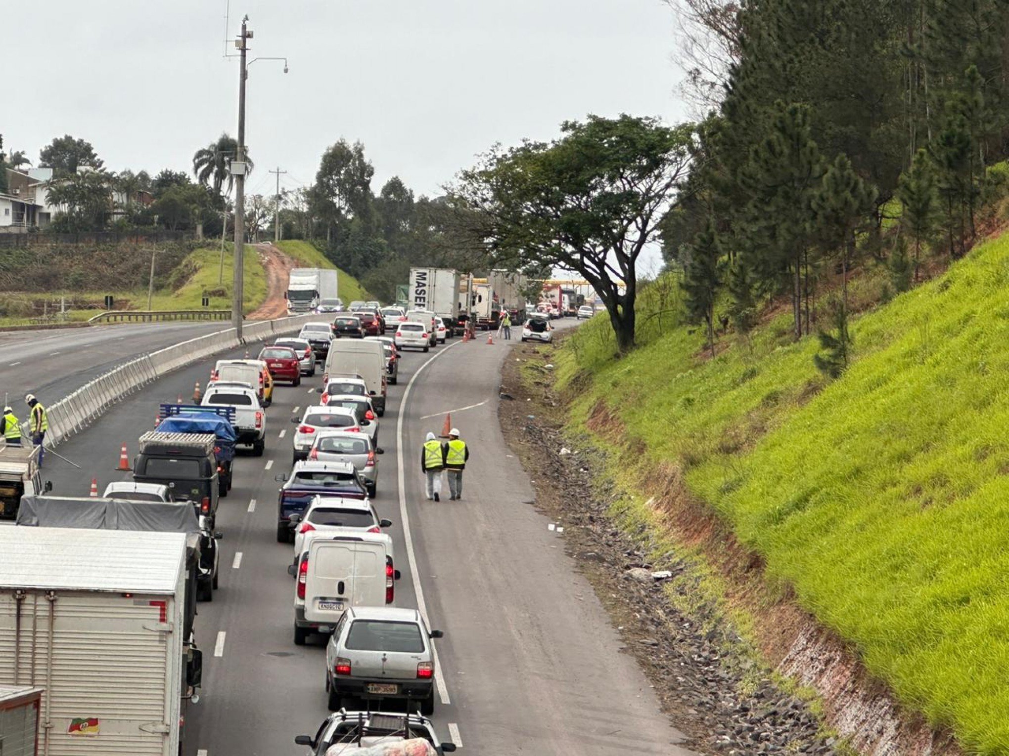 Trânsito na BR-116, em Novo Hamburgo, tem lentidão na tarde desta terça-feira