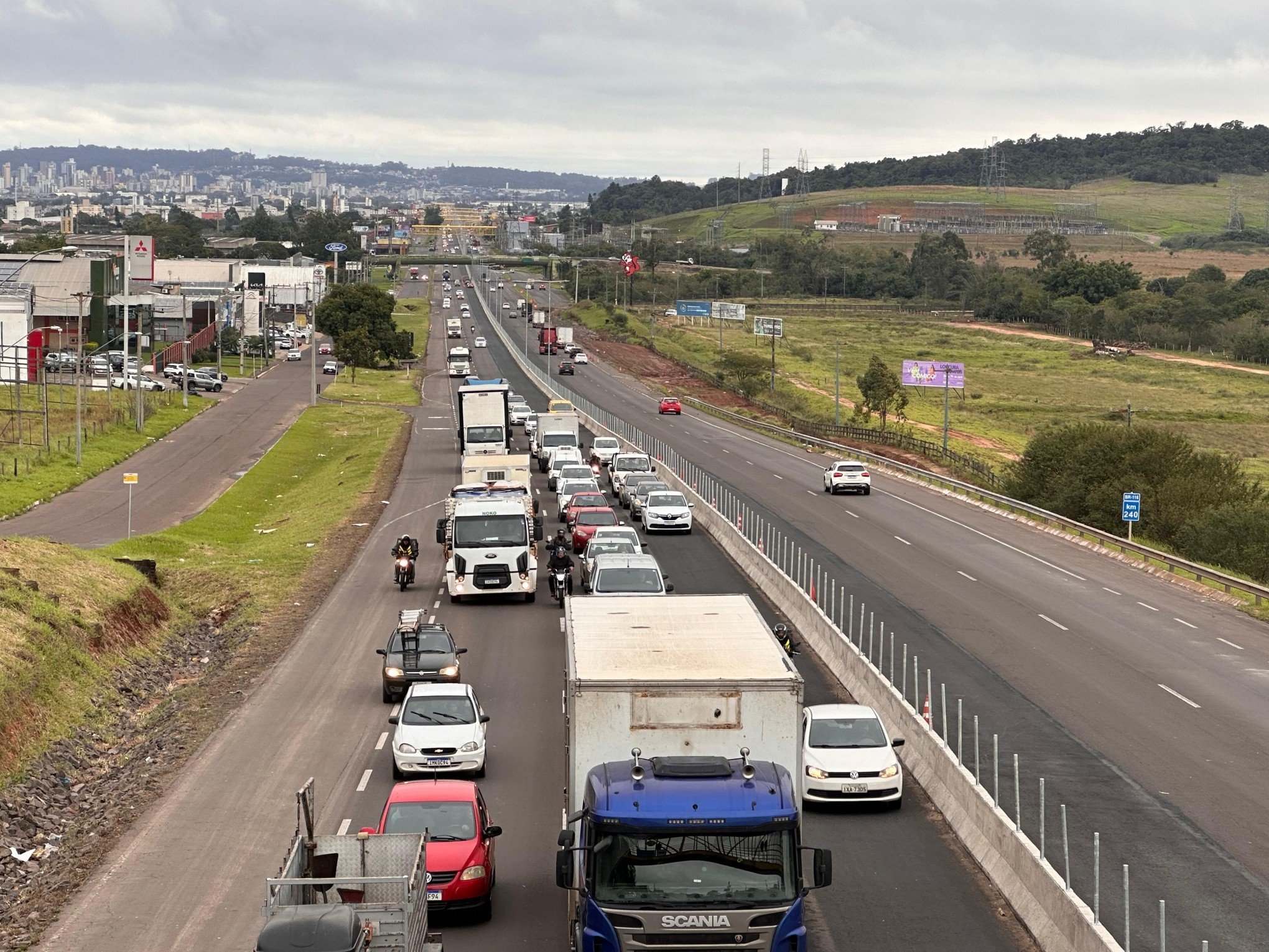 Trânsito na BR-116, em Novo Hamburgo, tem lentidão na tarde desta terça-feira