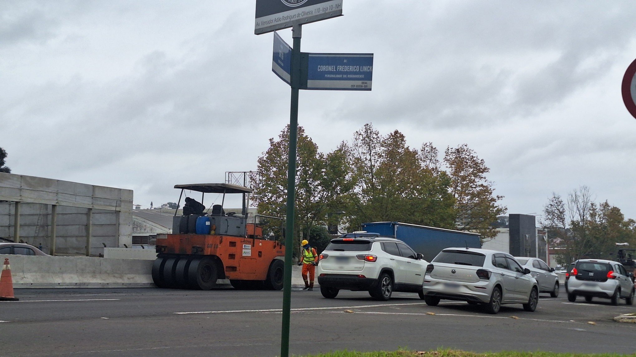 Trânsito na BR-116, em Novo Hamburgo, tem lentidão na tarde desta terça-feira