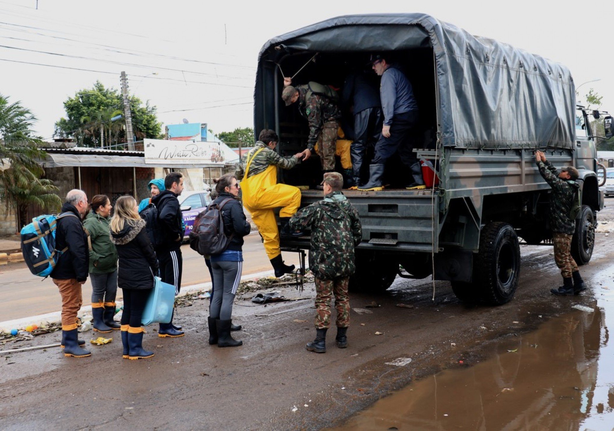 "Cansei de caminhar com água na cintura", diz moradora ao usar caminhão das Forças Armadas