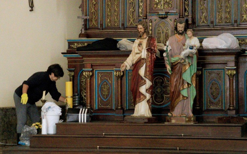 Cuidados com as imagens faz parte do processo de limpeza da igreja