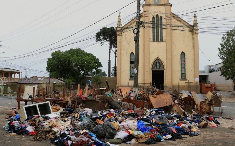 Material retirado da Paróquia Imaculada estava à espera do descarte nesta quarta-feira (29)