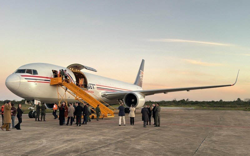 Avião com ajuda humanitária da Itália chegou na Base Aérea de Canoas nesta quarta-feira