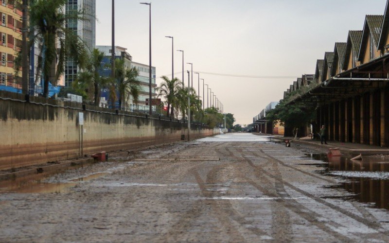 Água está baixando na região do Cais Mauá, no Centro Histórico de Porto Alegre | abc+