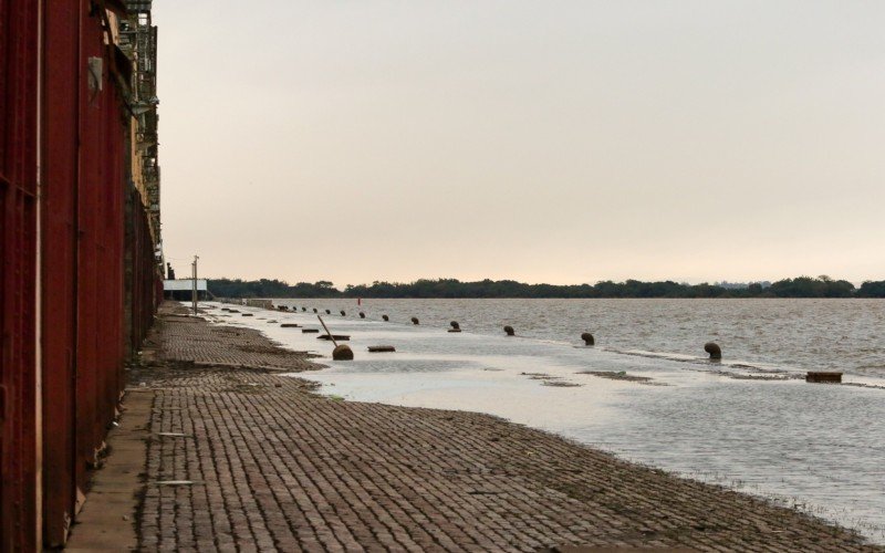Água está baixando na região do Cais Mauá, no Centro Histórico de Porto Alegre | abc+