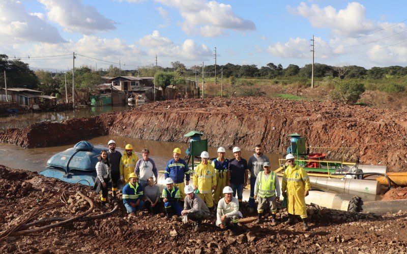 Equipe da Sabesp após liberação da última bomba