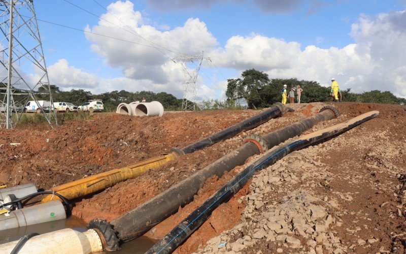 Água passa por tubulações até o Rio dos Sinos