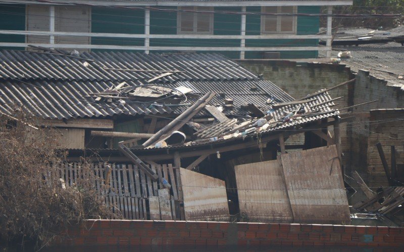 Casas há quase um mês dentro d'água já se desmancham