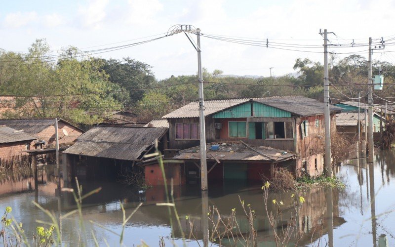 Casas há quase um mês dentro d'água já se desmancham