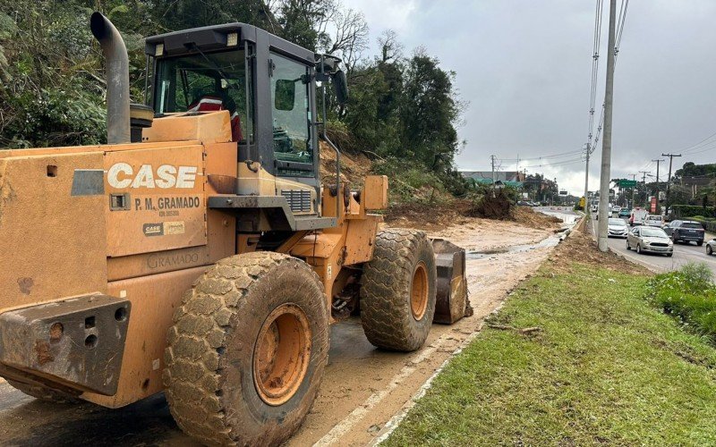 Secretaria de Obras e EGR trabalham na limpeza e construção de contenção na RS-235