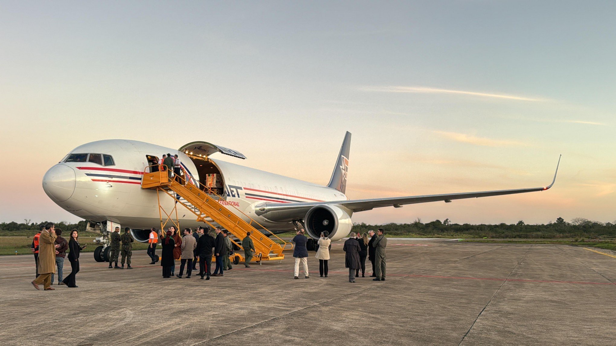 Avião com ajuda humanitária do governo italiano chega à Base Aérea de Canoas
