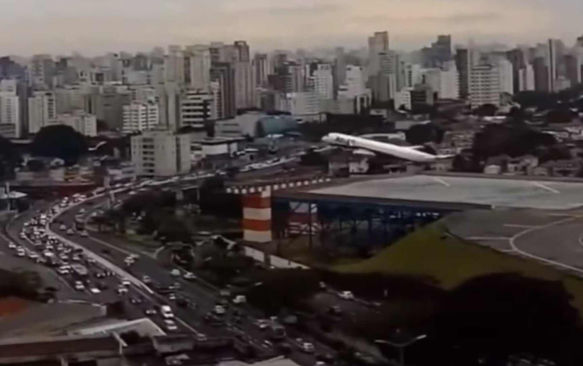 Vídeo mostra avião decolando nos últimos metros da pista