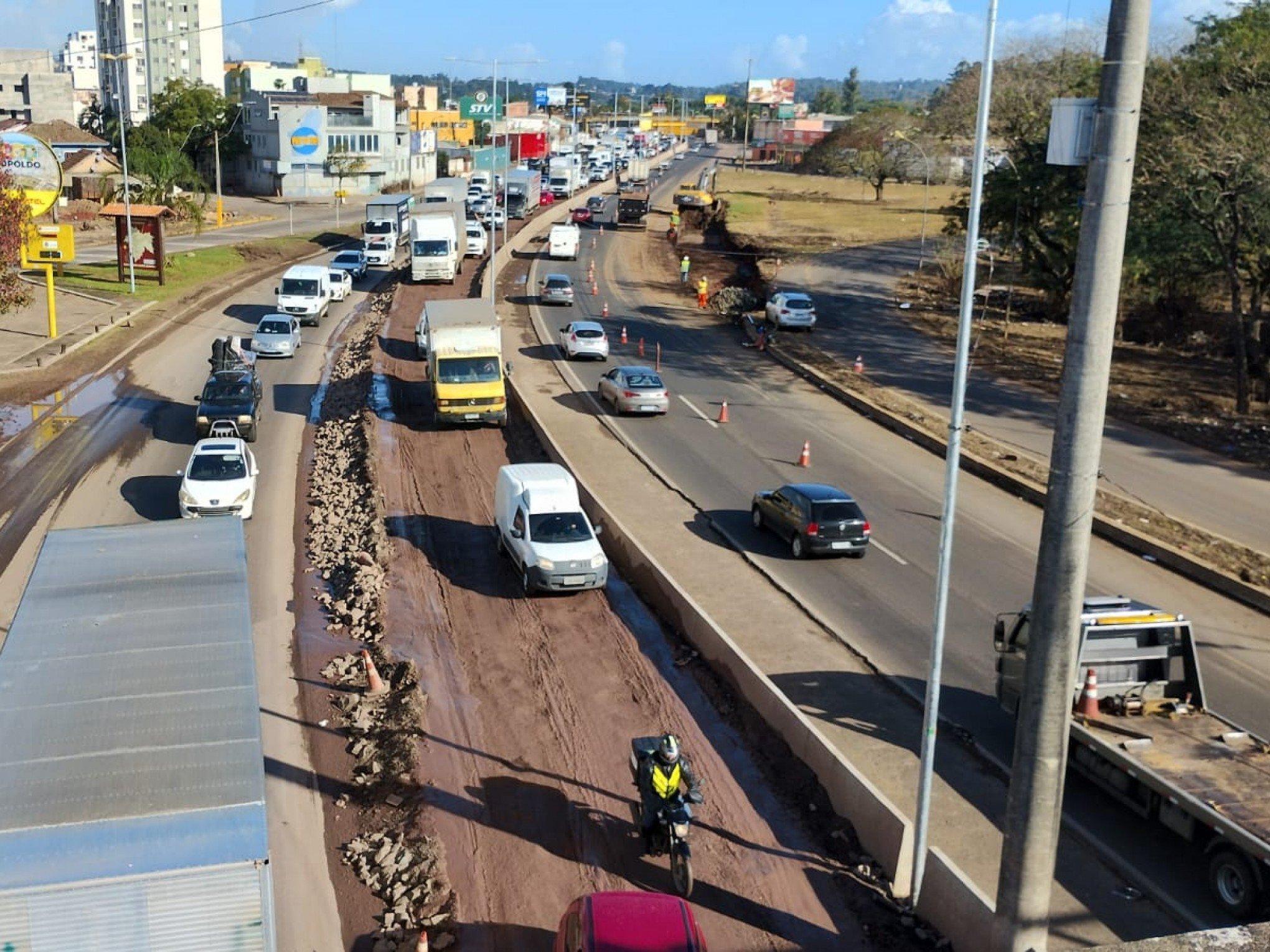 BR-116: Estreitamento de pista congestiona trânsito em São Leopoldo; veja fotos