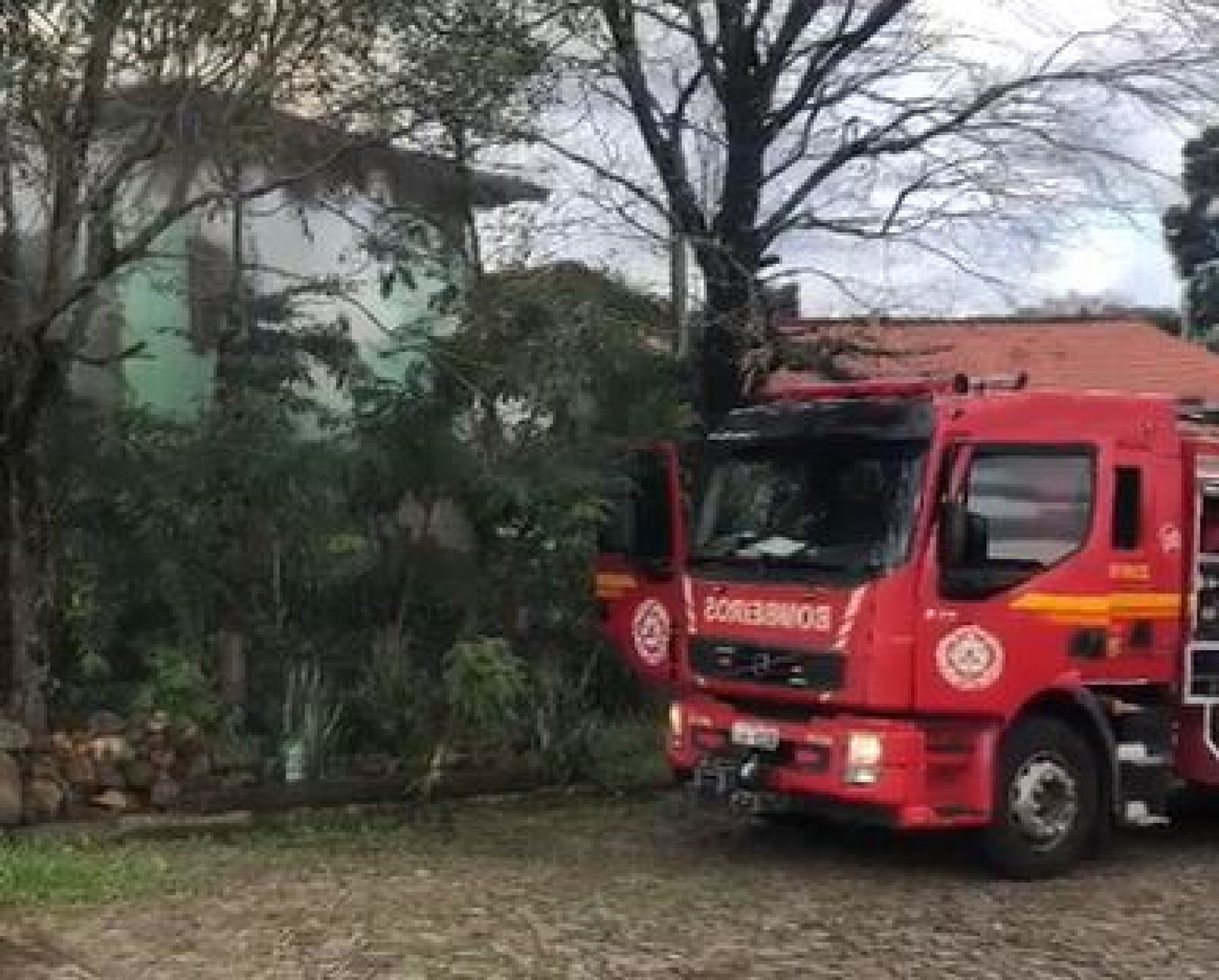 VÍDEO: Casa é atingida por incêndio e fumaça chama a atenção de moradores no Vale do Sinos