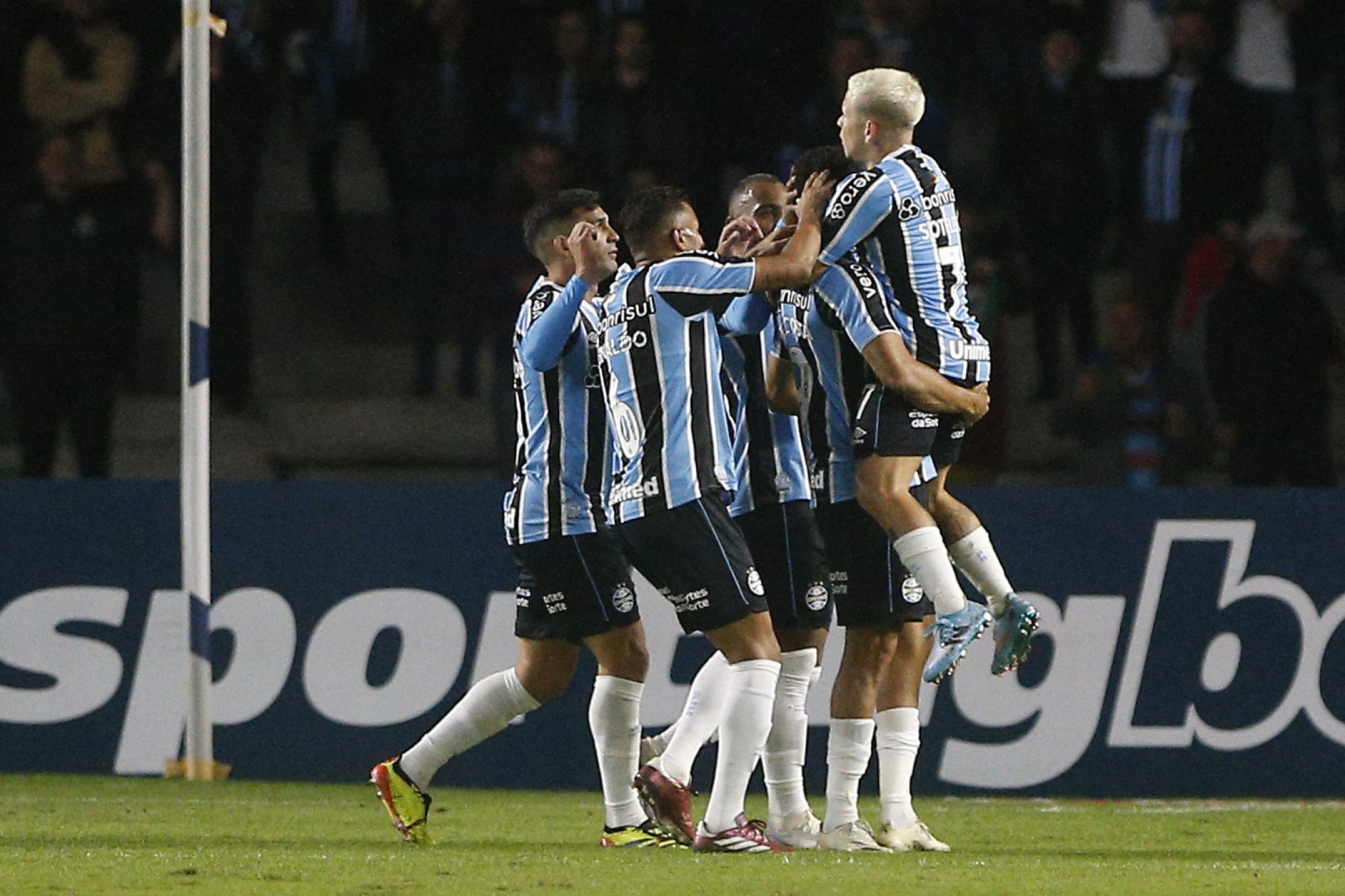 Grêmio goleia o The Strongest e segue vivo por classificação na Libertadores