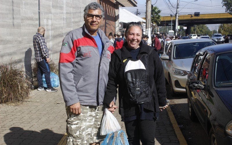 Luis e Letícia conseguiram retirar a cesta básica às 11h da manhã