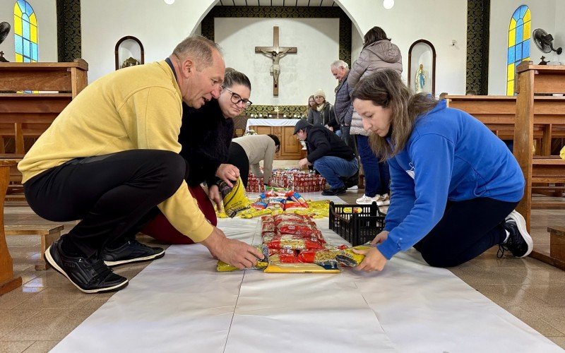 Tapete solidÃ¡rio com alimentos foi forma de celebrar Corpus Christi no bairro VÃ¡rzea Grande, em Gramado