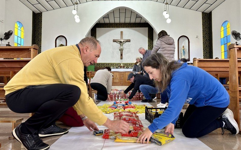 Tapete solidÃ¡rio com alimentos foi forma de celebrar Corpus Christi no bairro VÃ¡rzea Grande, em Gramado