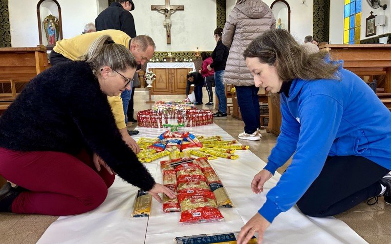 Tapete solidário com alimentos foi forma de celebrar Corpus Christi no bairro Várzea Grande, em Gramado