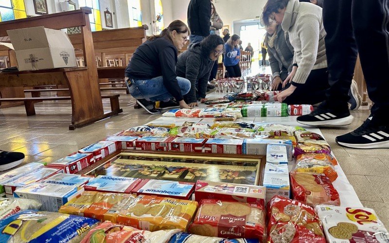 Tapete solidário com alimentos foi forma de celebrar Corpus Christi no bairro Várzea Grande, em Gramado